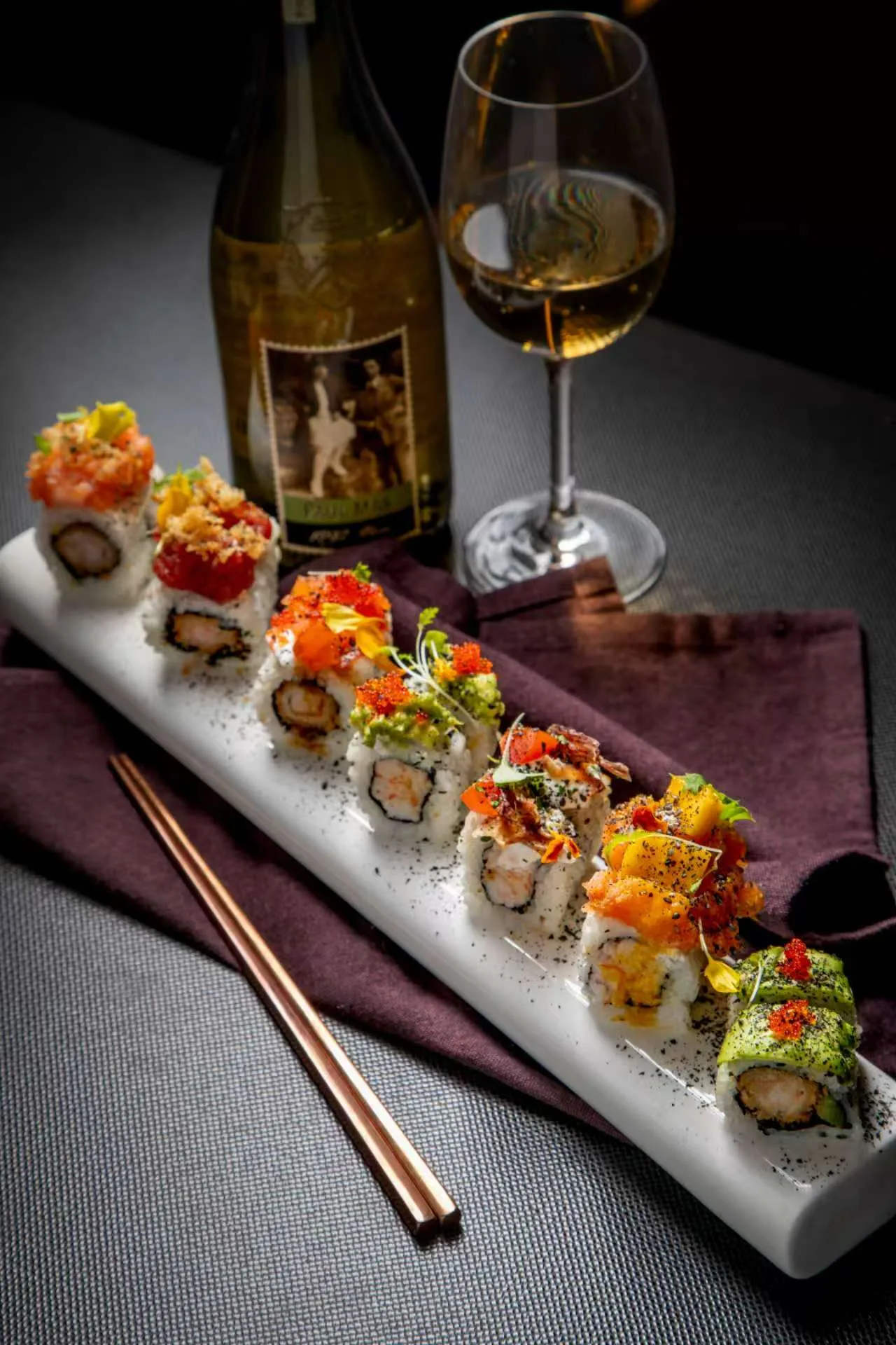 Assortiment de créations sushi avec vin